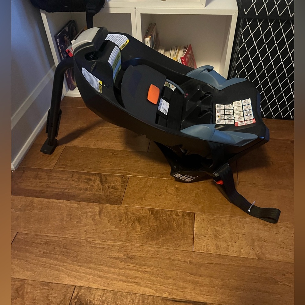 Cybex aton 2 g carseat with isofix and adapters